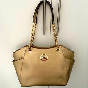 Michael Kors
Gold saffiano leather Large
Shoulder Totes Purse
L17"x H10.5"